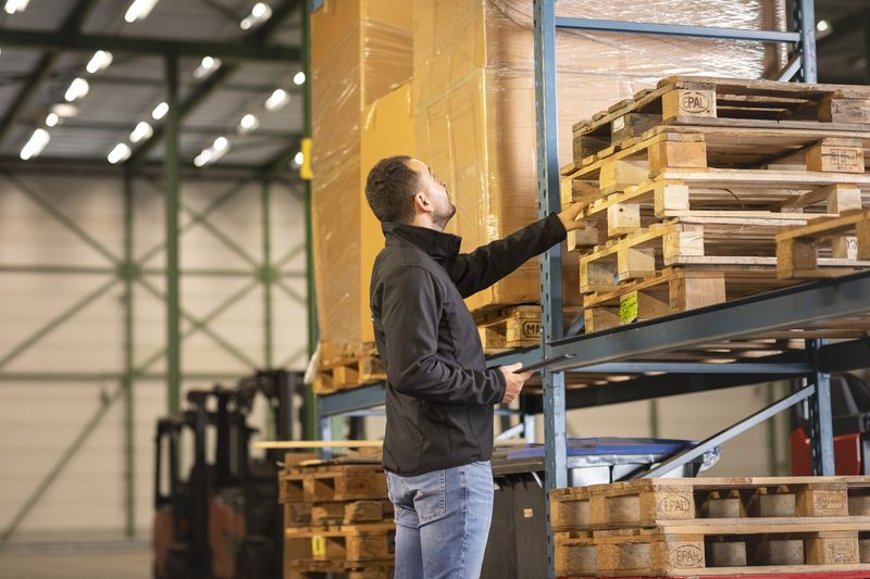 Adviseur van Prevensa controleert een palletstelling in een magazijn